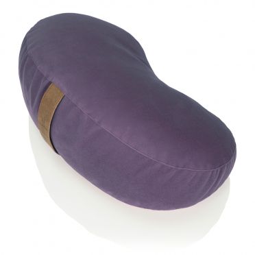 Fioletowa poduszka do medytacji w kształcie fasolki na białym tle, z brązowym uchwytem z materiału imitującego skórę.